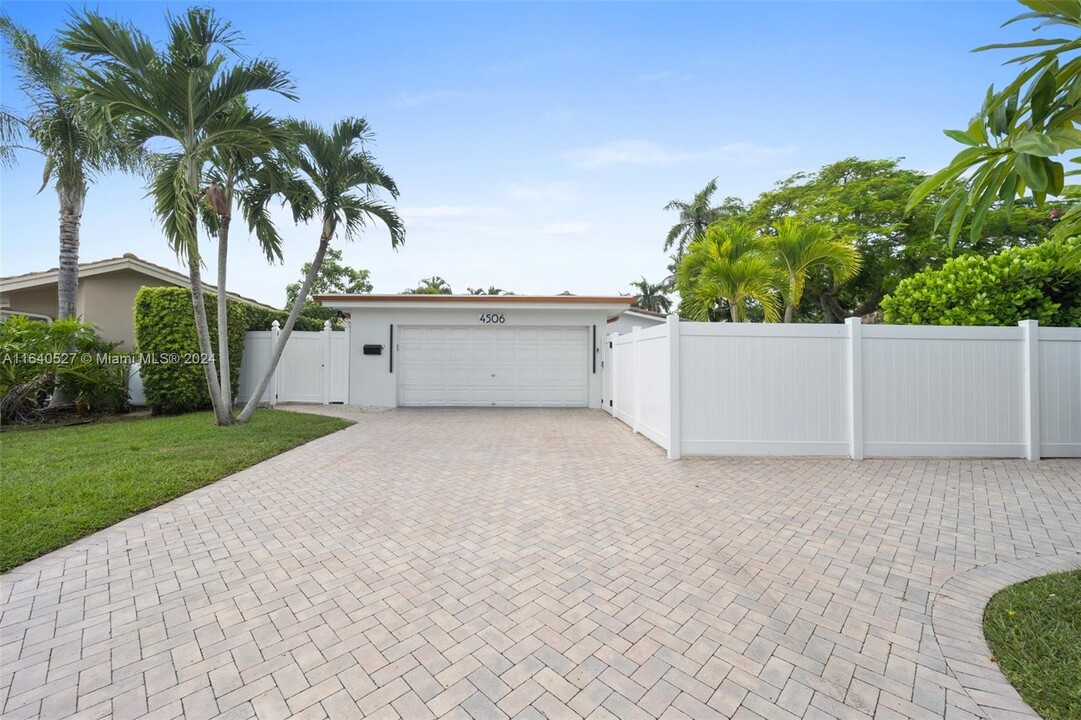 4506 W Tradewinds Ave in Lauderdale-by-the-Sea, FL - Building Photo