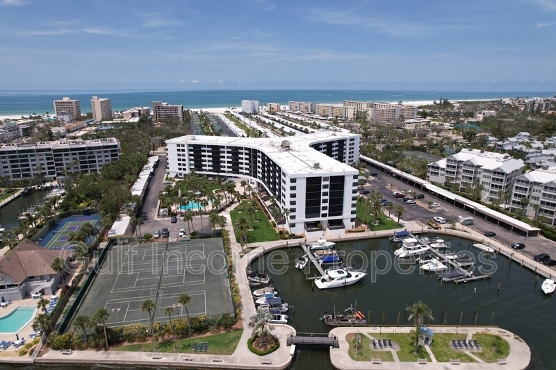 5855 Midnight Pass Rd in Siesta Key, FL - Building Photo