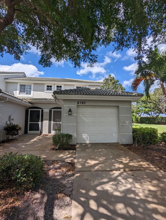 8193 Pacific Beach Dr in Ft. Myers, FL - Building Photo