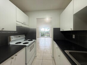 2075 NE 164th St in North Miami Beach, FL - Building Photo - Building Photo