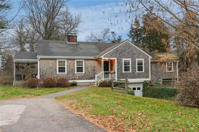 80 Lakeshore Dr in East Greenwich, RI - Building Photo - Building Photo