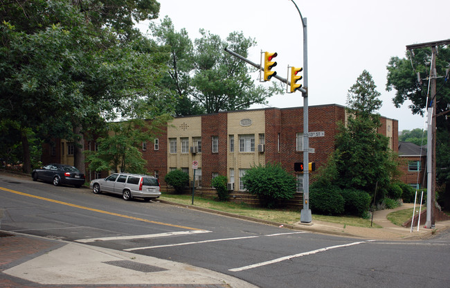 Courthouse Manor in Arlington, VA - Building Photo - Building Photo