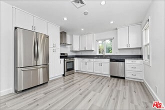 22717 Hatteras St in Los Angeles, CA - Building Photo - Building Photo