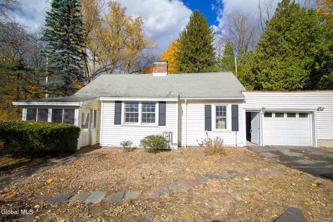 183 Old Niskayuna Rd in Latham, NY - Building Photo - Building Photo