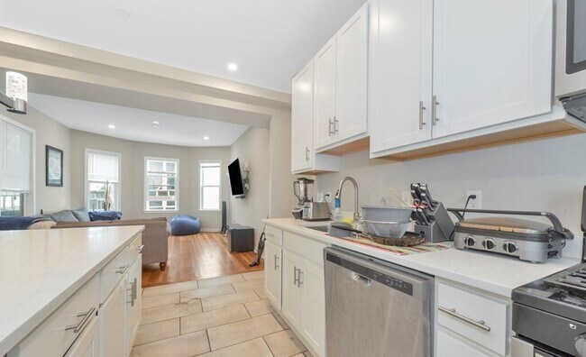 228 Calumet St, Unit 2 in Boston, MA - Building Photo - Building Photo