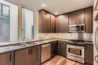 245 SW Meade St in Portland, OR - Building Photo - Building Photo