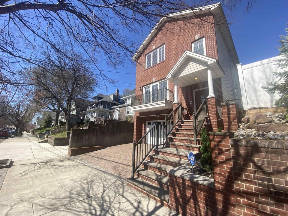 67 W 36th St in Bayonne, NJ - Building Photo