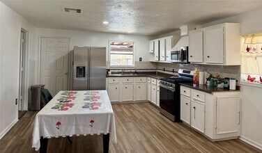 602 Massey Tompkins Rd in Baytown, TX - Building Photo - Building Photo