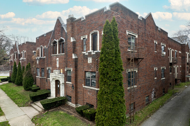 Royal Manor in Rochester, NY - Building Photo - Building Photo