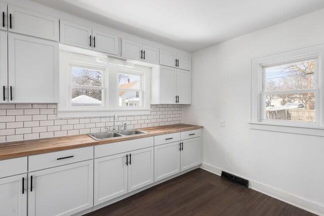 property at 302 E Grove St