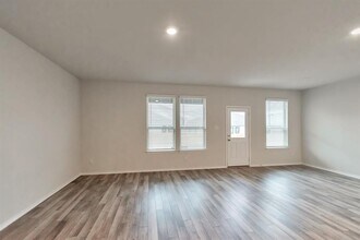 137 Onna St in Taylor, TX - Building Photo - Building Photo