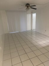 14201 N Kendall Dr in Miami, FL - Building Photo - Building Photo