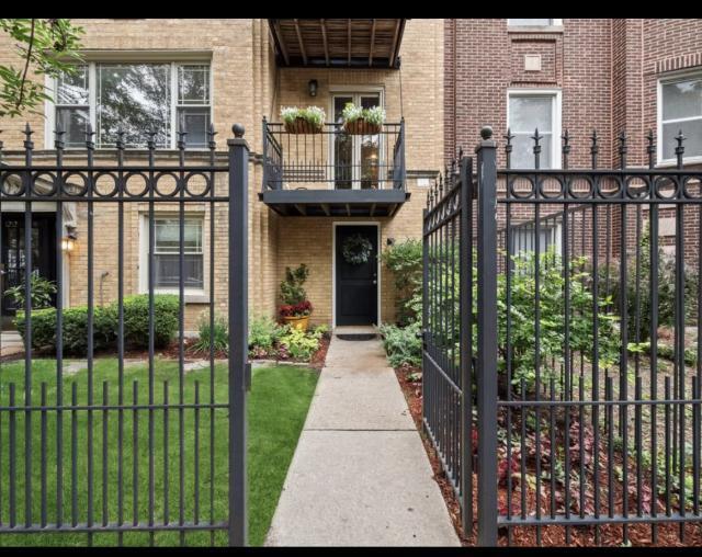 1210 W Roscoe St in Chicago, IL - Foto de edificio