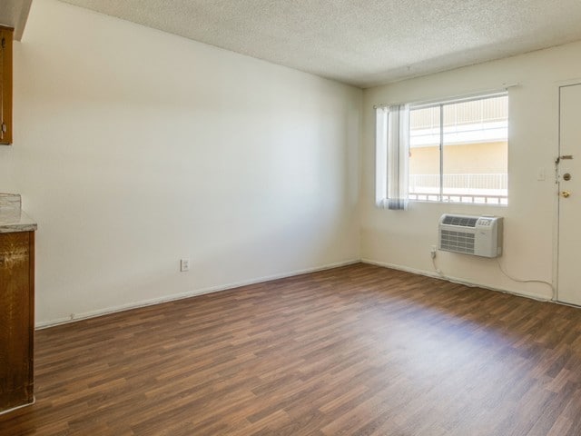Koval Lane Apartments in Las Vegas, NV - Foto de edificio - Building Photo