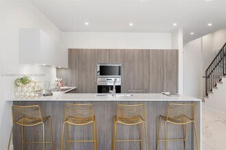 275 Giralda Ave, Unit C-6 in Coral Gables, FL - Building Photo - Building Photo