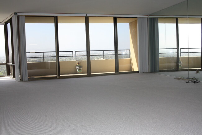 4316 Marina City Dr, Unit 1027 in Marina Del Rey, CA - Foto de edificio - Building Photo