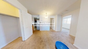 216 Revere Beach Pkwy, Unit 4 in Chelsea, MA - Building Photo