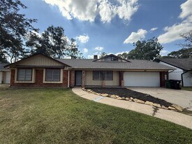 10031 Haddington Dr in Houston, TX - Building Photo