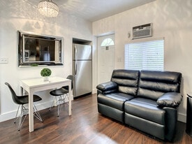 2700 SW 36th Ave, Unit B in Miami, FL - Building Photo