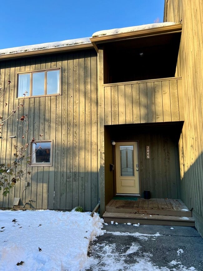 2046 Eastridge Dr in Anchorage, AK - Building Photo - Building Photo