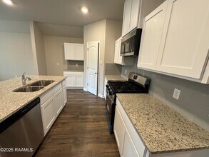 325 White Pine Dr in Lafayette, LA - Building Photo - Building Photo