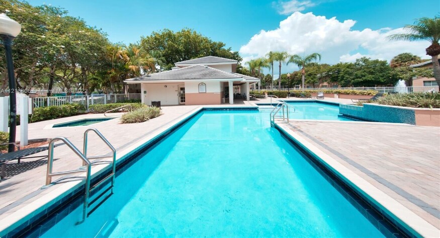 9833 Westview Dr, Unit 323 in Coral Springs, FL - Foto de edificio