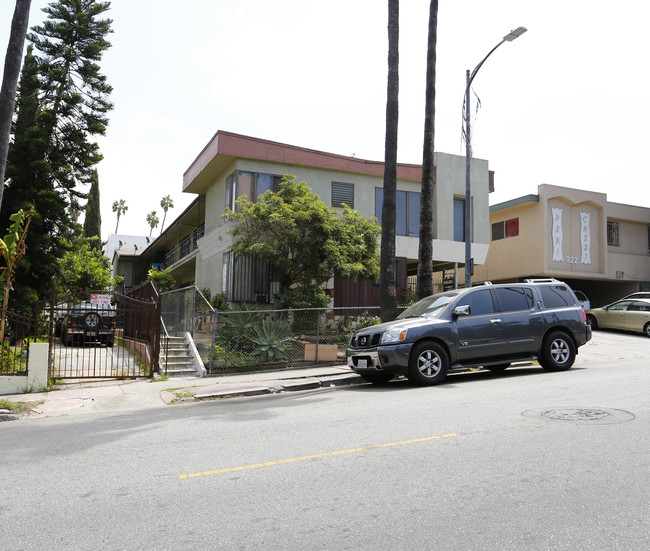 916 S Normandie Ave in Los Angeles, CA - Foto de edificio - Building Photo