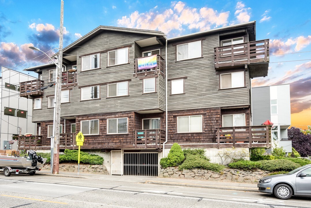 Phinney Apartments in Seattle, WA - Building Photo