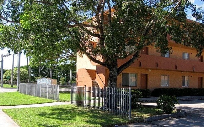 800 NE 12th Ave in Homestead, FL - Building Photo - Building Photo
