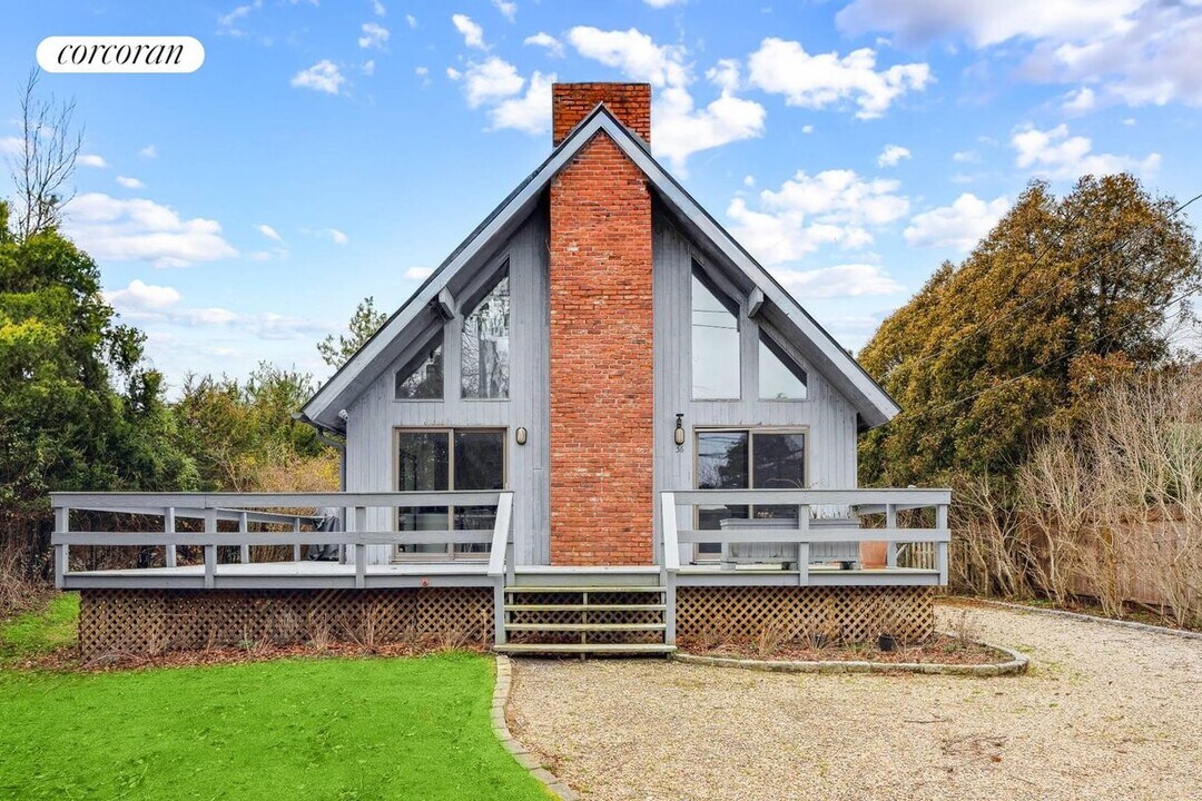 36 Gardiner Dr in Amagansett, NY - Building Photo