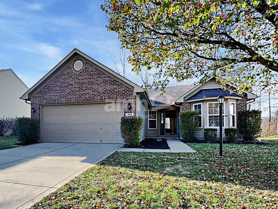 220 Longview Bend in Brownsburg, IN - Building Photo