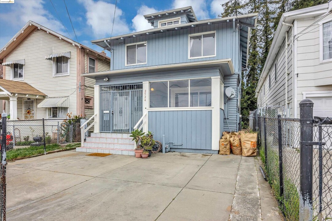 2524 E 15th St in Oakland, CA - Building Photo