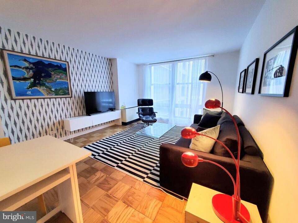 1260 21st St NW in Washington, DC - Building Photo