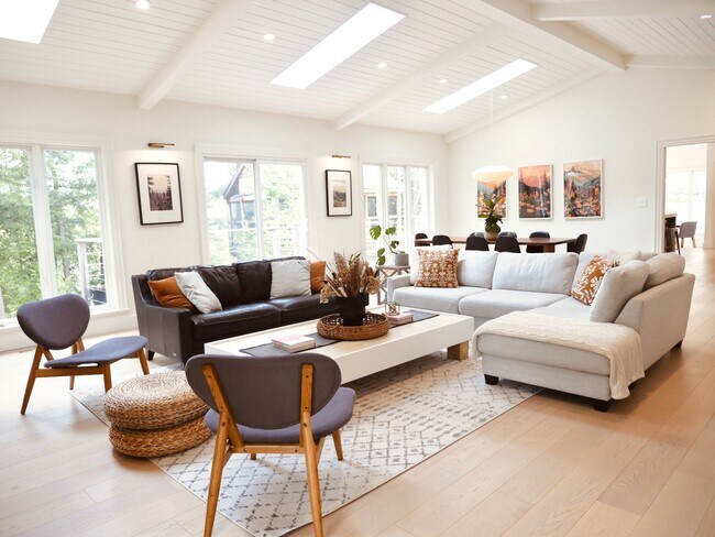 4 Bedroom, 4 Bathroom Executive Bungalow f in Pickering, ON - Building Photo - Building Photo