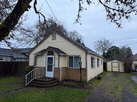 1915 SE Debord St in Corvallis, OR - Building Photo