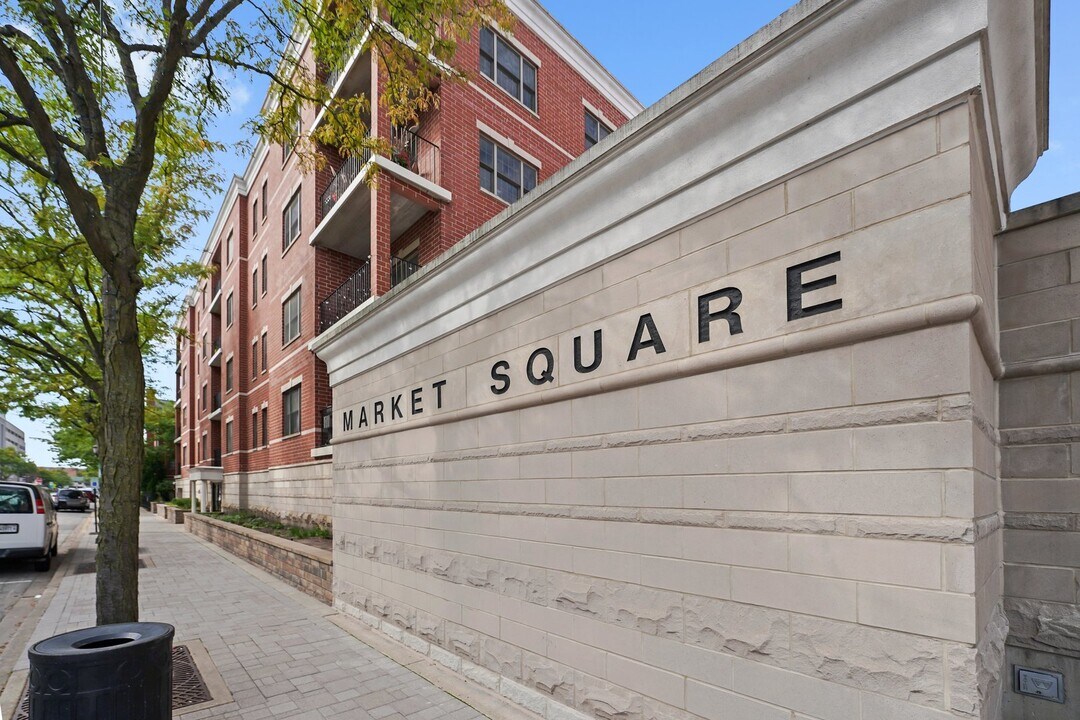 210 N Addison Ave #401, Unit 401 in Elmhurst, IL - Building Photo