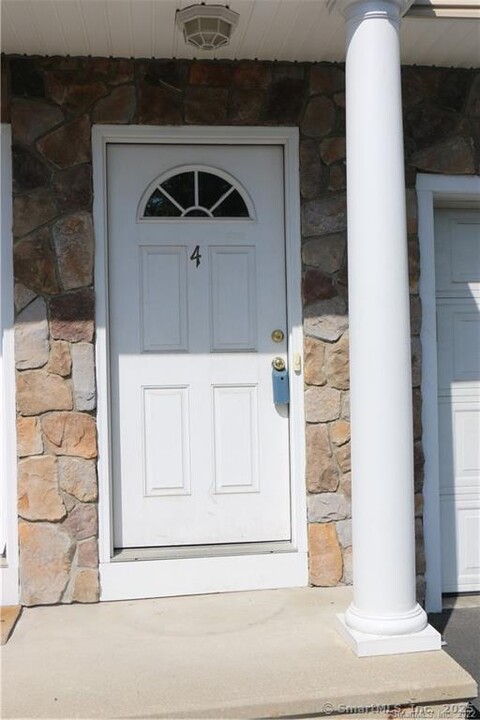 39 Oak St in Stamford, CT - Building Photo