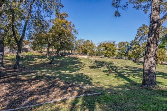 Pecan Place Apartments in Dallas, TX - Building Photo - Building Photo