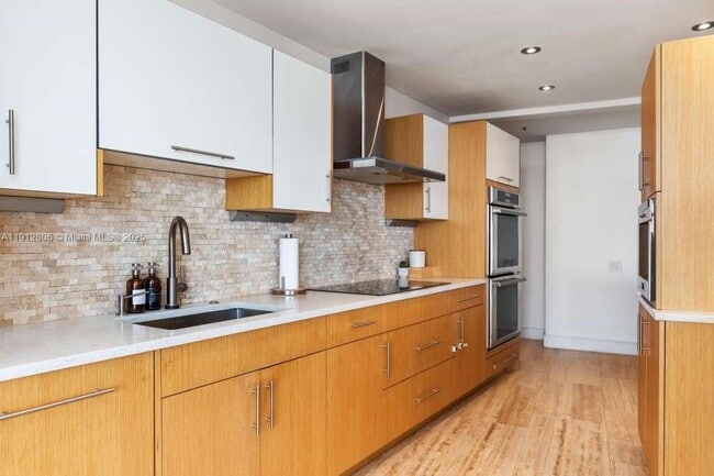 808 Brickell Key Dr in Miami, FL - Foto de edificio - Building Photo