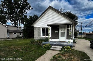 27028 Barrington St in Madison Heights, MI - Building Photo