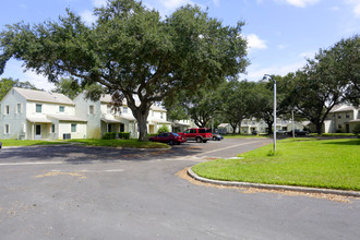 Jamestown Apartments & Townhomes in St. Petersburg, FL - Building Photo - Building Photo