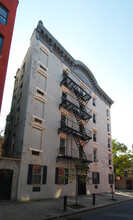 304 W 10th St in New York, NY - Foto de edificio - Building Photo