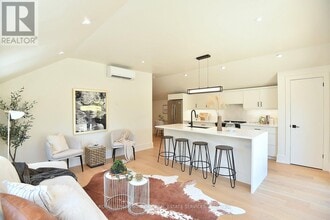 284 Wilson St E in Hamilton, ON - Building Photo - Building Photo