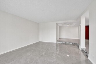 3750 Inverrary Dr in Lauderhill, FL - Building Photo - Building Photo