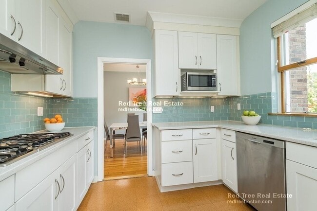 327 Saint Paul St, Unit 1 in Brookline, MA - Building Photo - Building Photo
