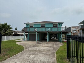 1222 Oahu Dr in Tiki Island, TX - Building Photo