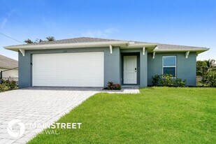 1221 NE 4th Ave in Cape Coral, FL - Building Photo