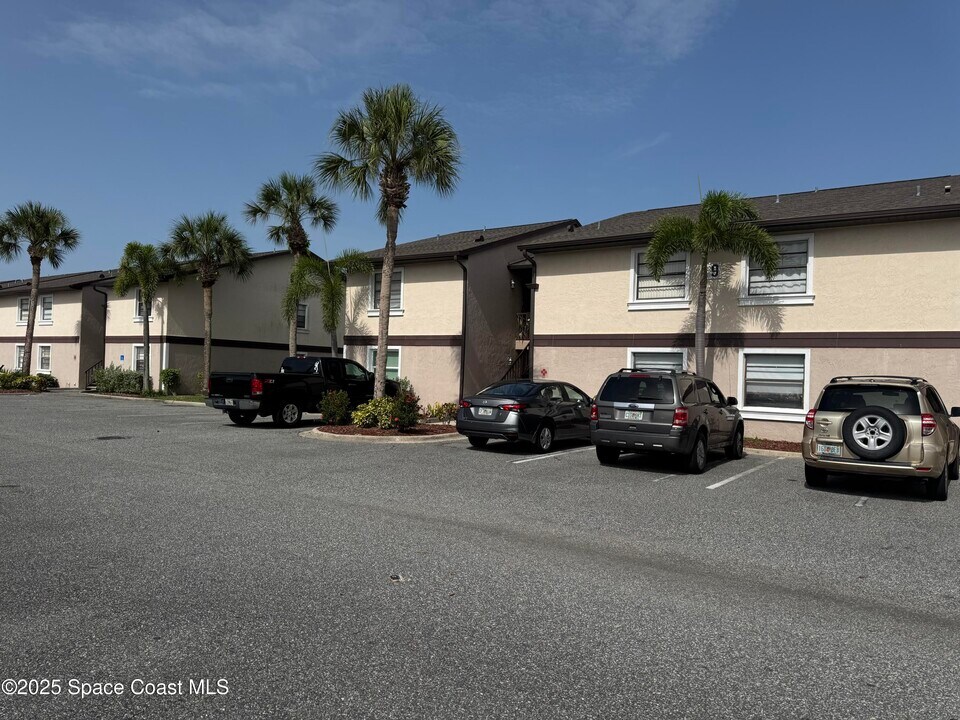 1068 Mollie Ln in Melbourne, FL - Building Photo