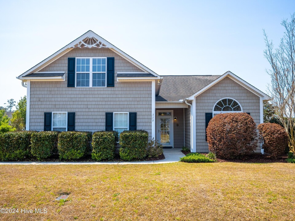 115 Mulberry Cir in Hampstead, NC - Building Photo