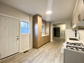 1078 College St in Toronto, ON - Building Photo - Building Photo